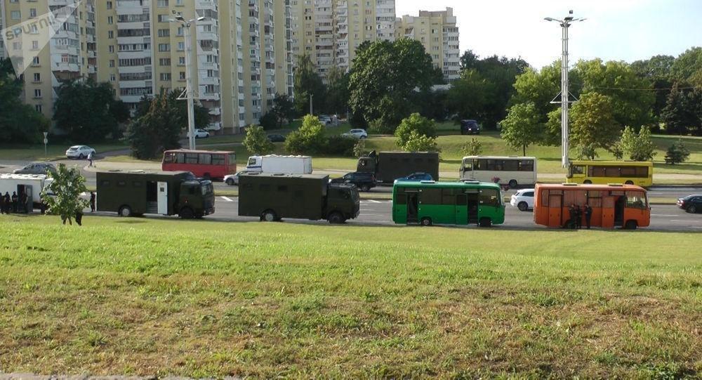 Вдоль проспекта Машерова выстроены автобусы с ОМОНом