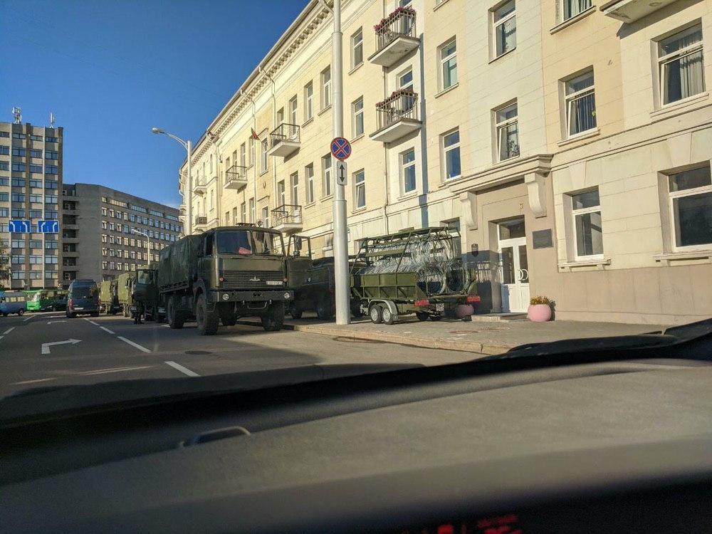 В центре Минска замечены прицепы с колючей проволокой.