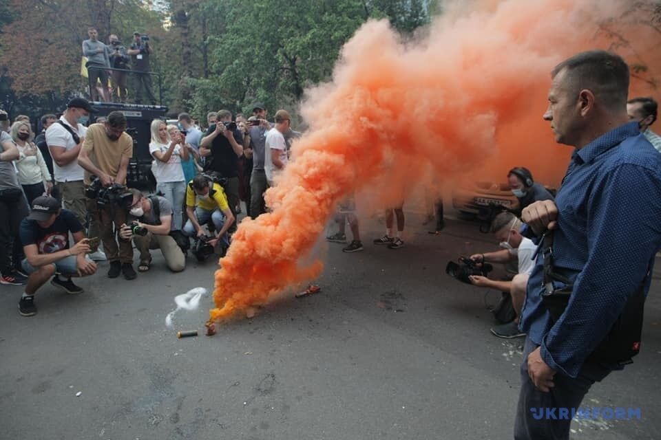 Активисты использовали дымовые шашки и файеры.