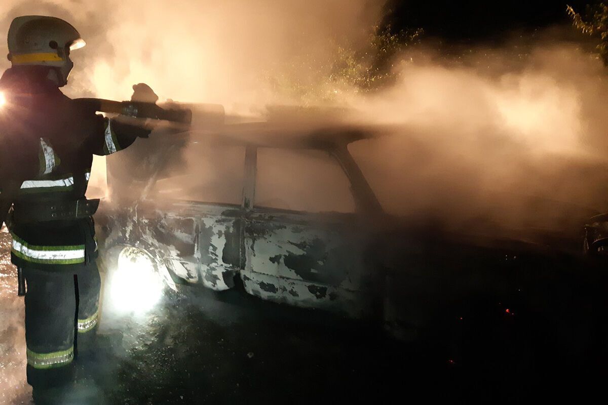 На Днепропетровщине посреди трассы на ходу загорелся автомобиль