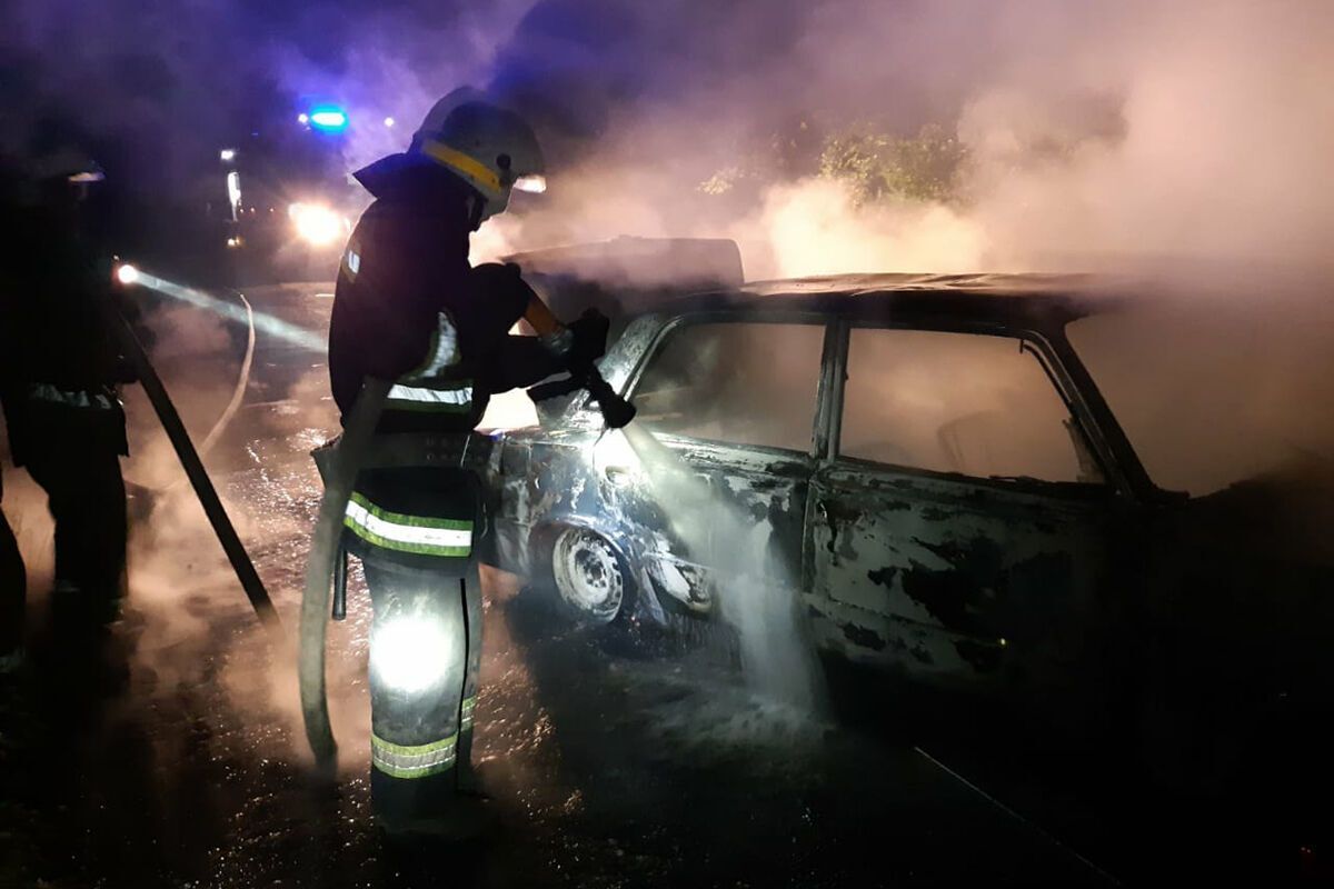 На Днепропетровщине посреди трассы на ходу загорелся автомобиль