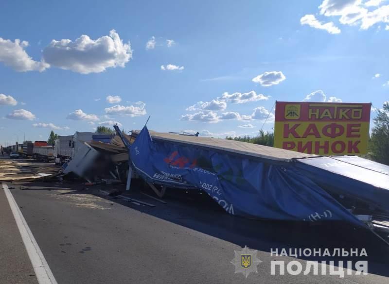 Дві вантажівки зіткнулися в Одеській області