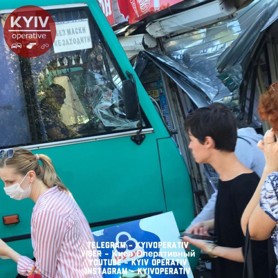 В Киеве водитель маршрутки уснул за рулем и врезался в МАФ