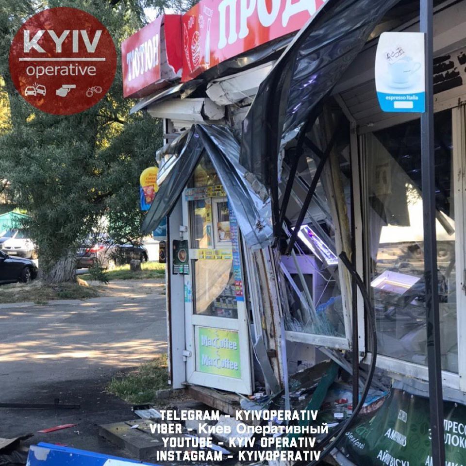 В Киеве водитель маршрутки уснул за рулем и врезался в МАФ