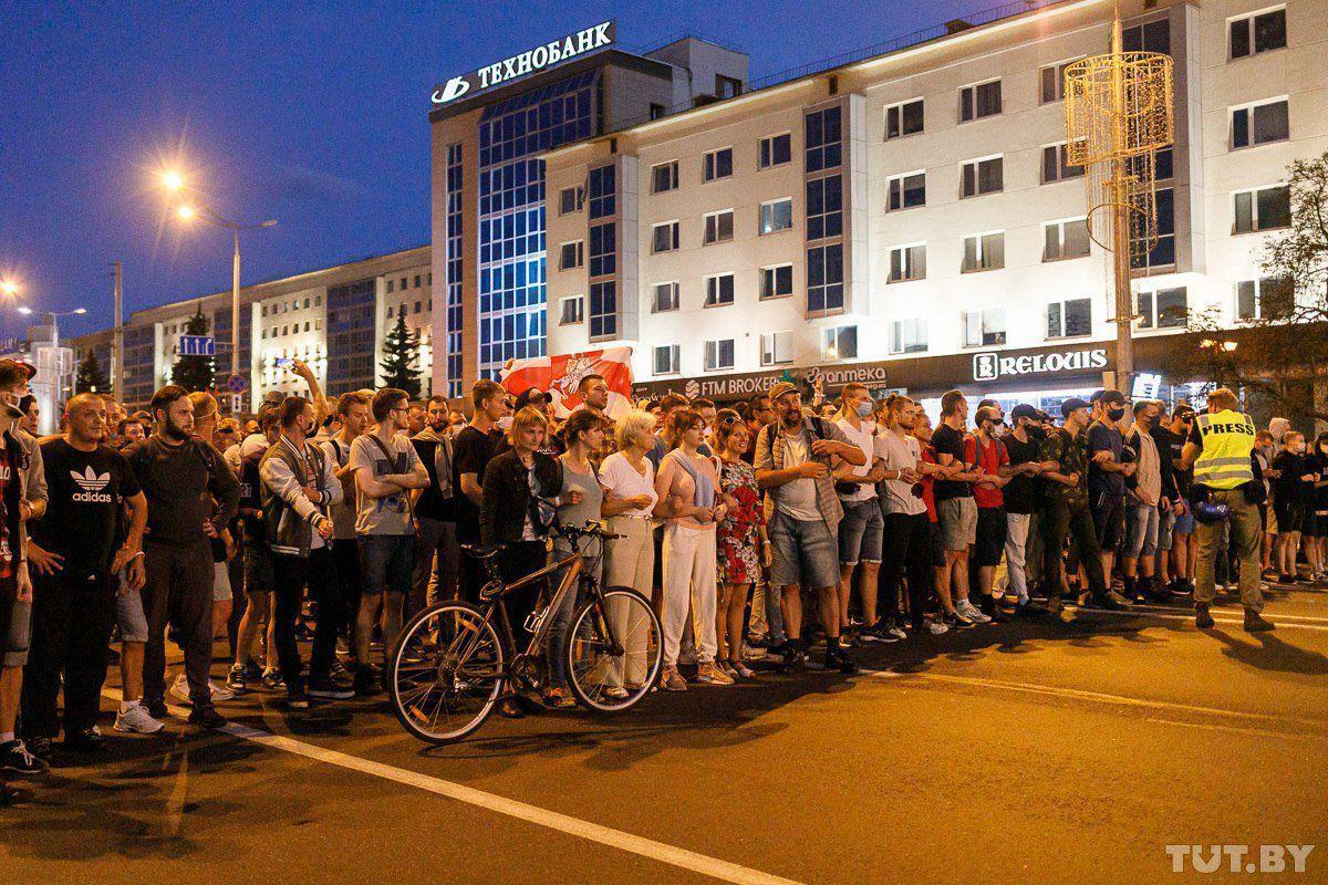 Били журналистов и детей, Тихановская бежала из страны: Беларусь третий день протестовала против Лукашенко