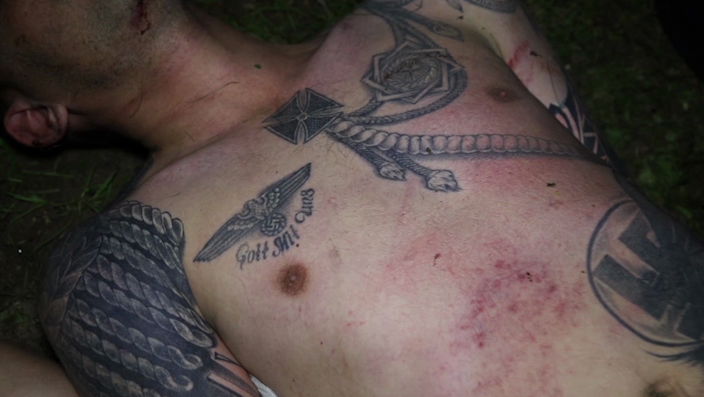 Задержанными оказались парни в татуировках с нацистской символикой
