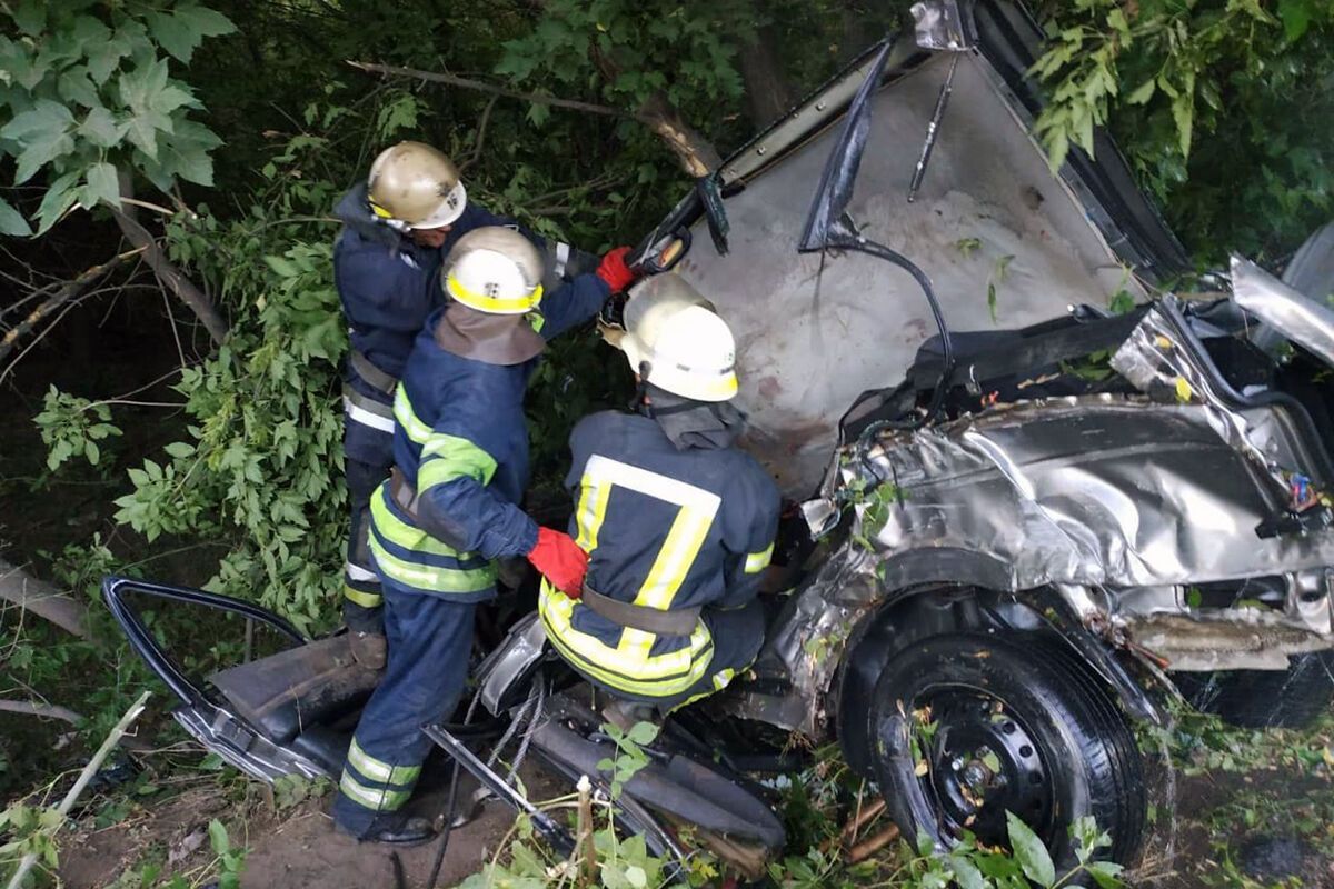 В Кривом Роге авто разбилось о дерево