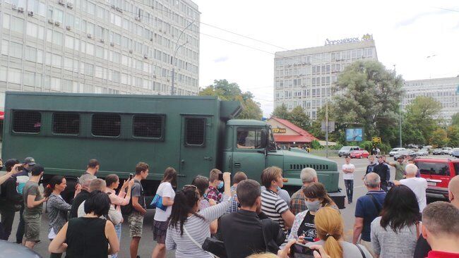 Активісти перегородили виїзд із будівлі суду автозакам