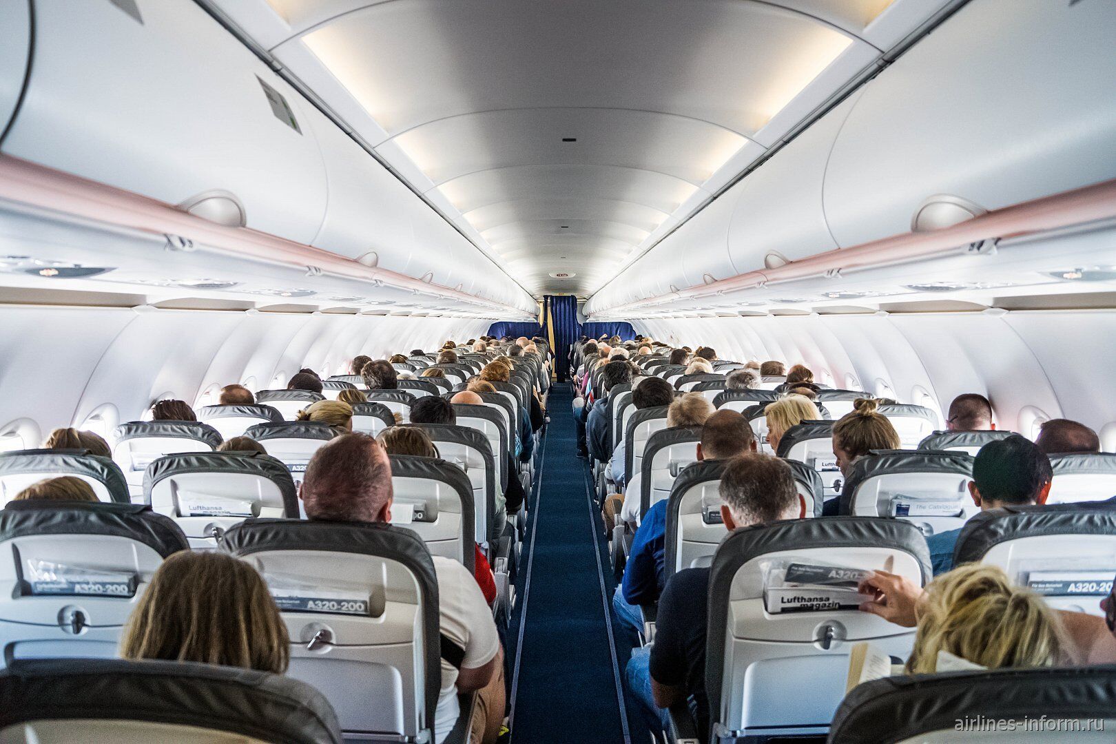 Як впоратися з закачуванням в літаку: стюардеса назвала безпечні місця (фото - n-w.tv)