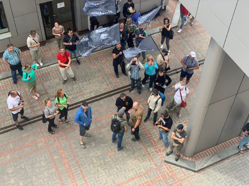 Десятки активистов пришли поддержать Антоненко под здание суда