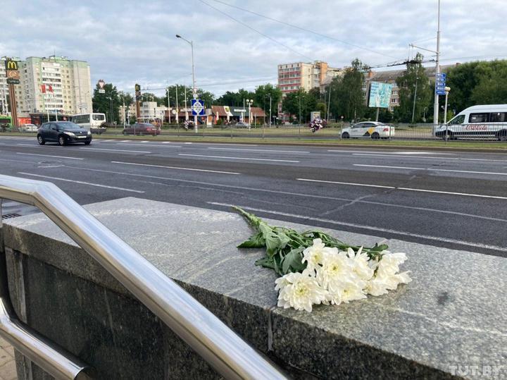У Мінську знищили меморіал загиблому під час протестів: квіти несуть знову. Фото