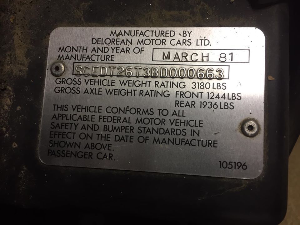 DeLorean DMC-12 из сарая, которые продают по $50 000.