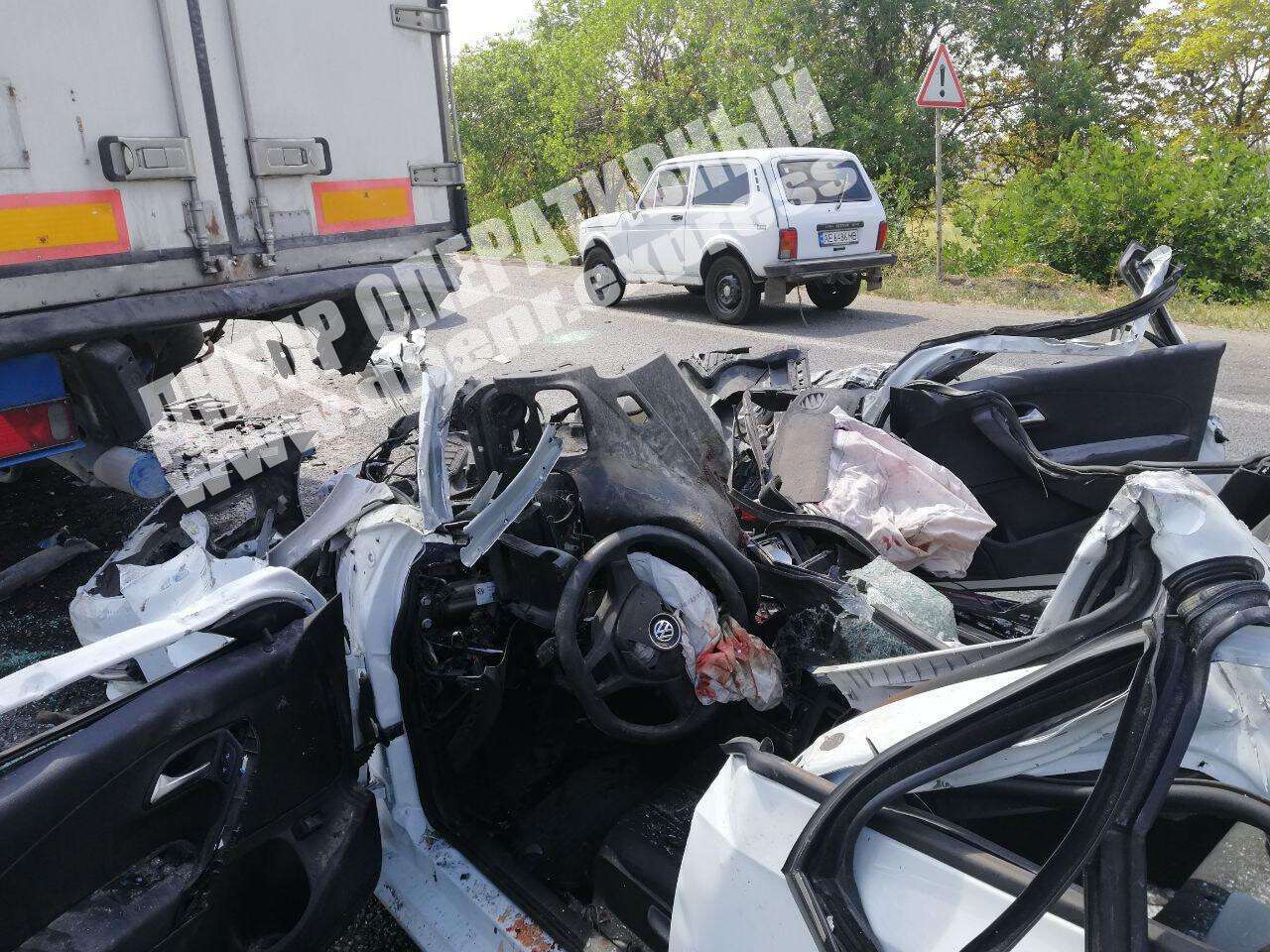 Под Днепром легковушка влетела под фуру: водитель погиб на месте