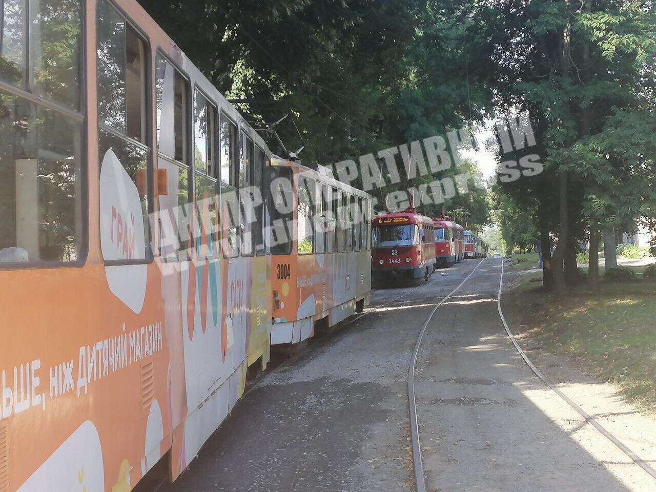 В Днепре грузовик врезался в трамвай: пострадала женщина