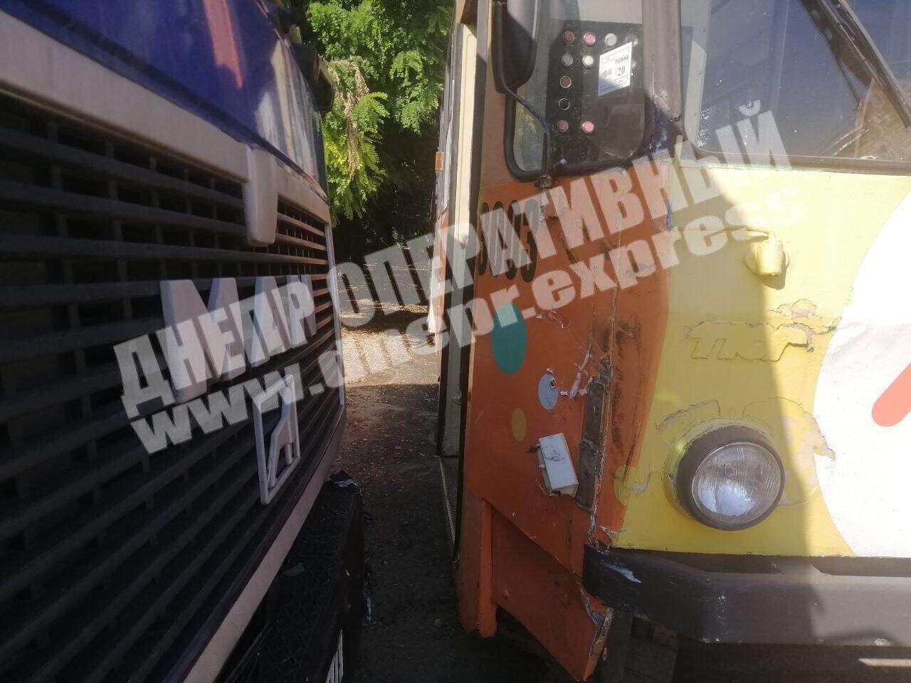 У Дніпрі вантажівка врізалася в трамвай: постраждала жінка