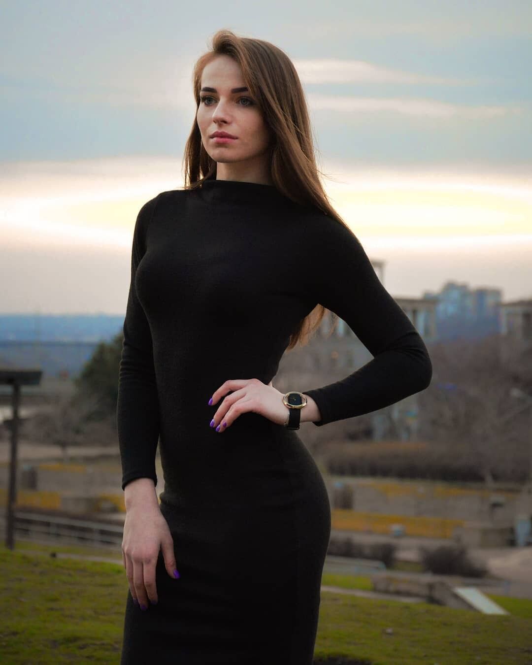 Марина Скамарохова в черном платье