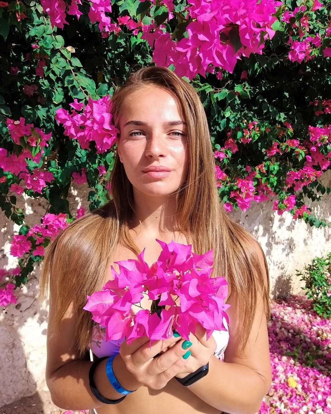 Марина Скамарохова і квіти