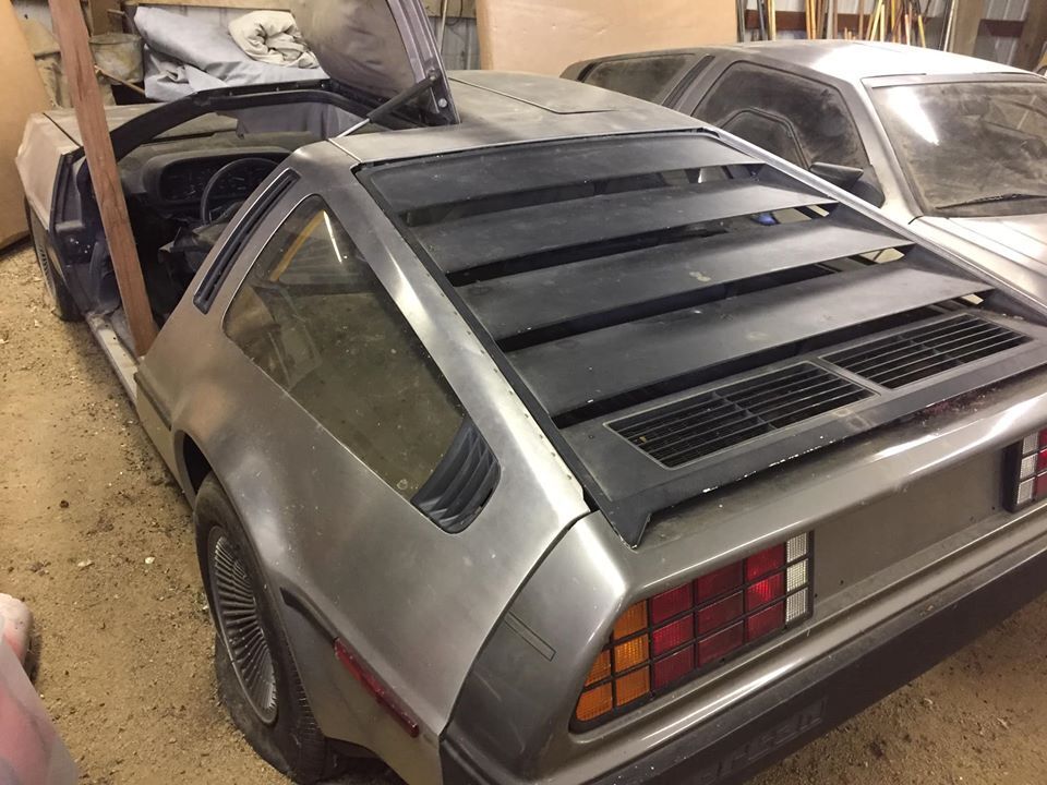 DeLorean DMC-12 з сараю, які продають по $ 50 000.