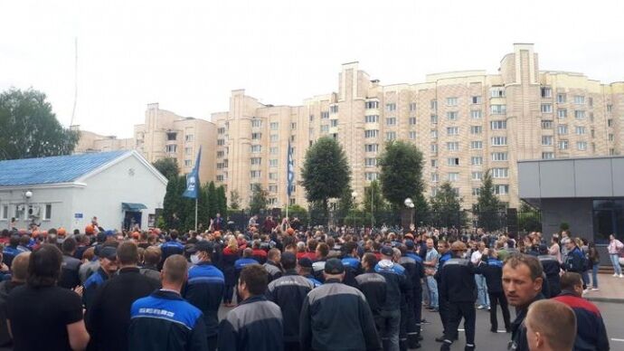 Несколько сотен рабочих приостановили работу и вышли из цехов БелАЗа