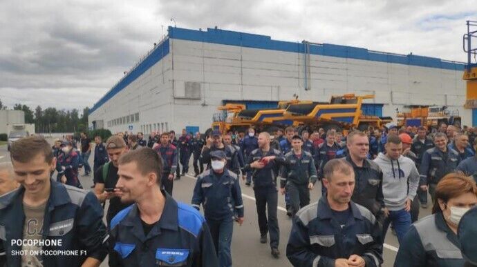 Работники БелАЗа вышли к центральной проходной