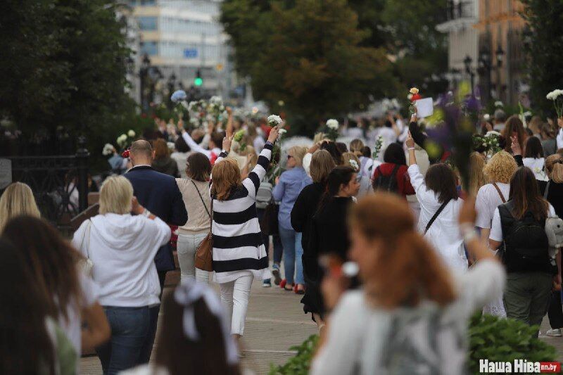 Тысячи человек вышли на улицы Минска