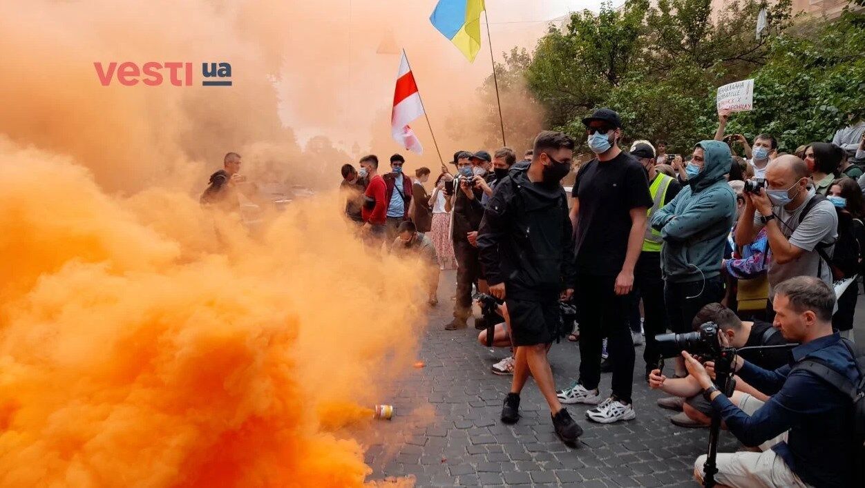Активисты зажгли файеры и дымовые шашки