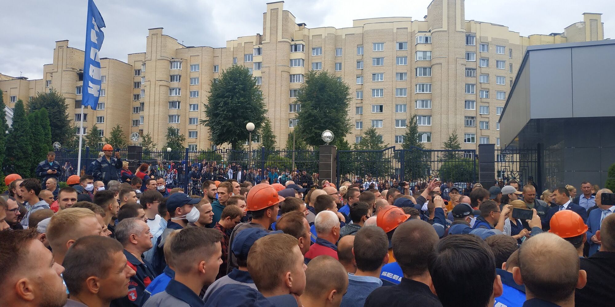 Работники БелАЗа устроили забастовку