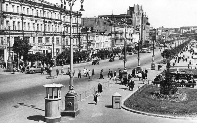 Отстроенный после войны Крещатик в Киеве в 1949 году