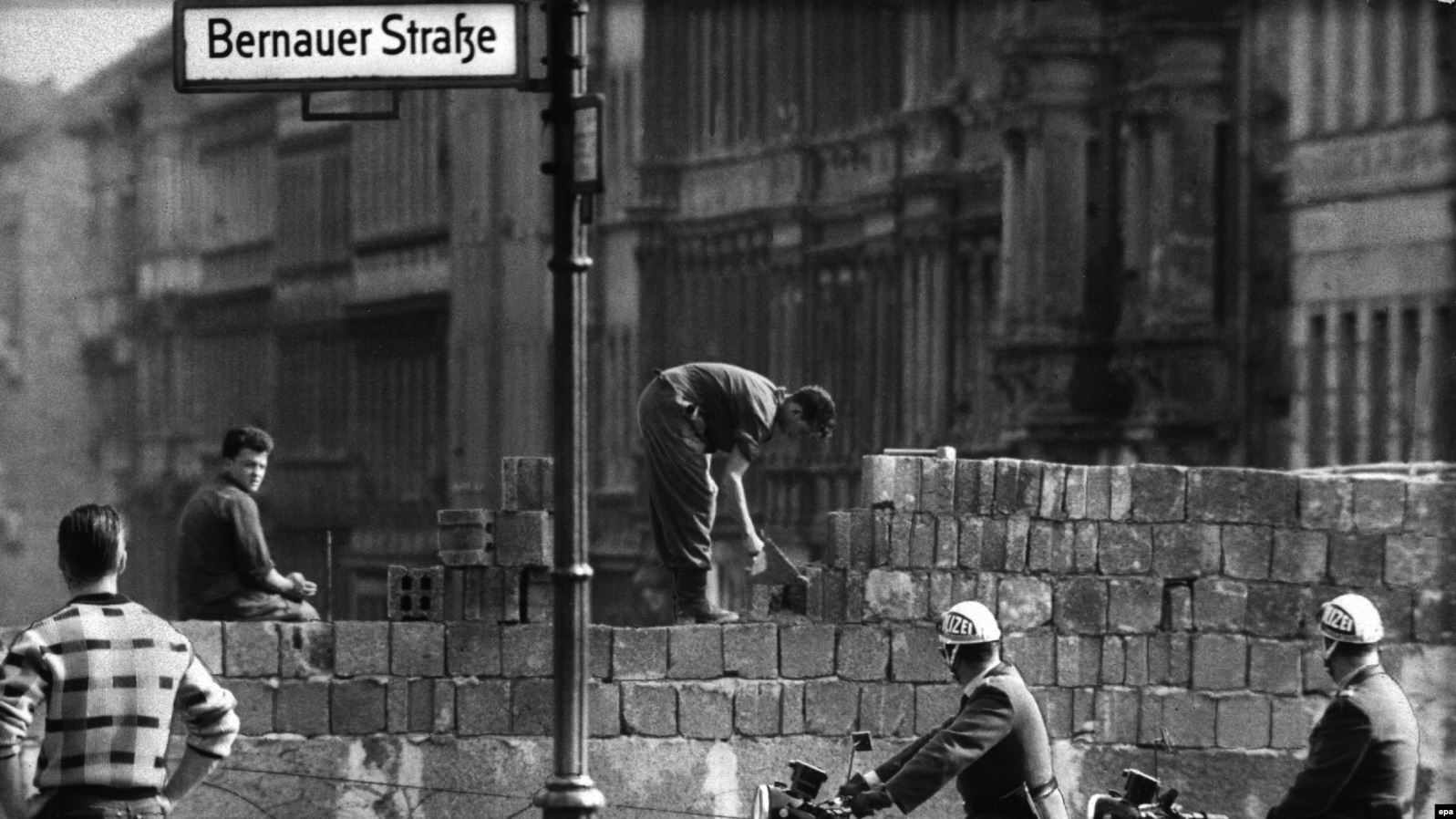 Строительство участка Берлинской стены на Бернауэр-штрассе
