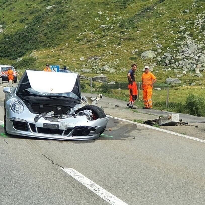 Porsche 911 получил сильные повреждения.