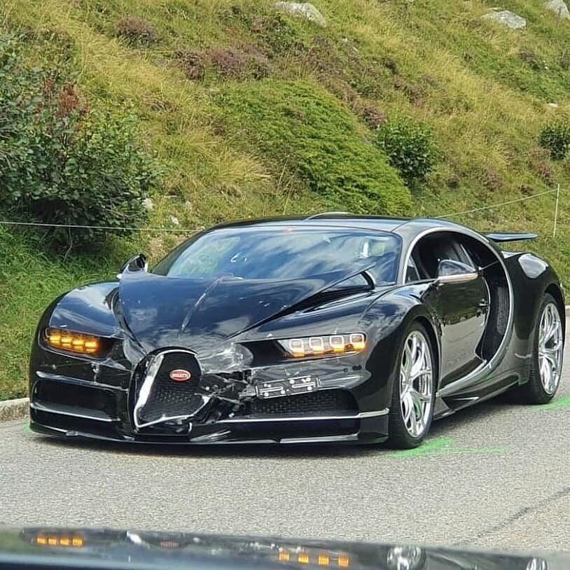 Bugatti Chiron постраждала в ДТП.