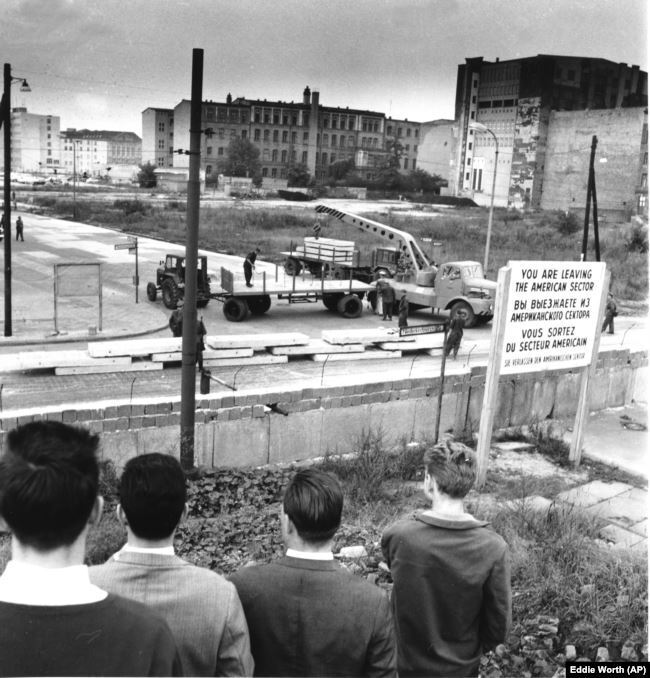 Західні берлінці спостерігають за зведенням стіни 12 вересня 1961 року