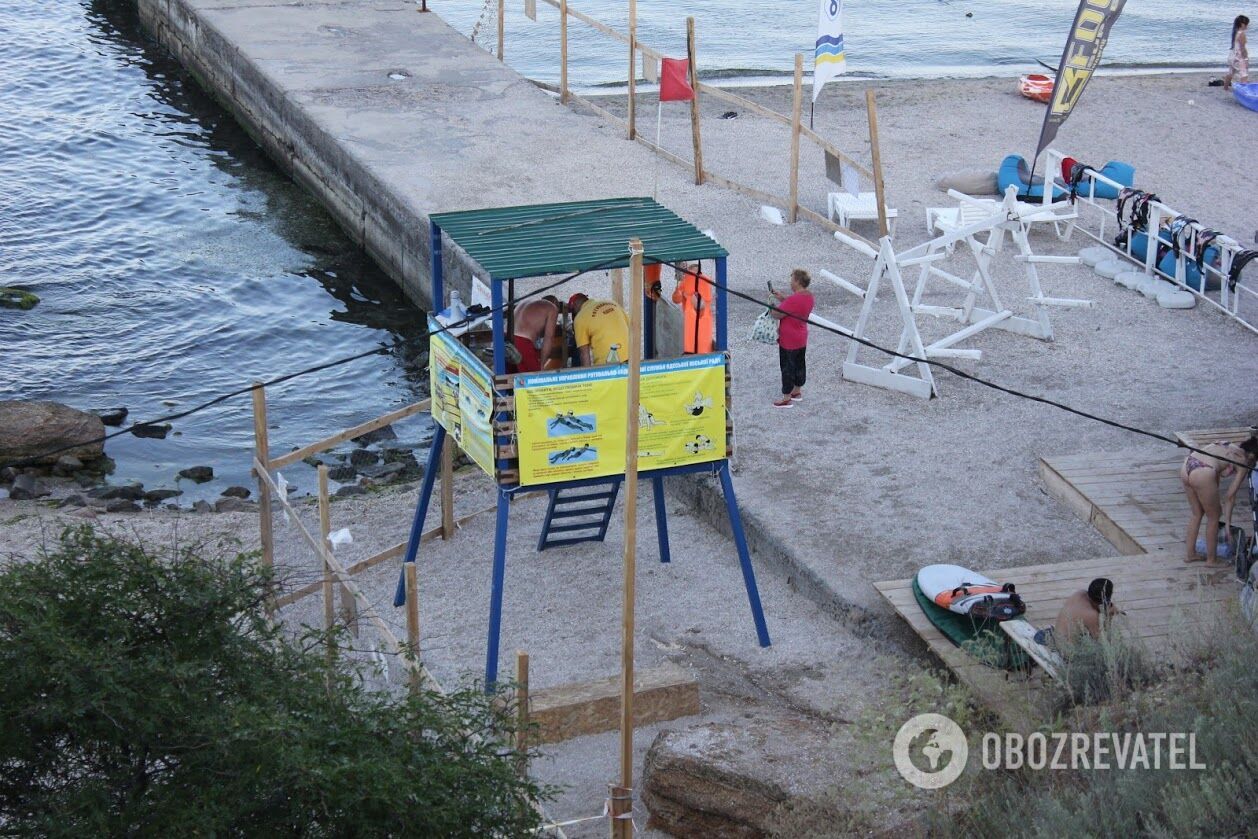В Одесі море затягнуло мазутною плівкою, люди купаються, а влада мовчить про небезпеку. Чим обернеться евакуація танкера Delfi