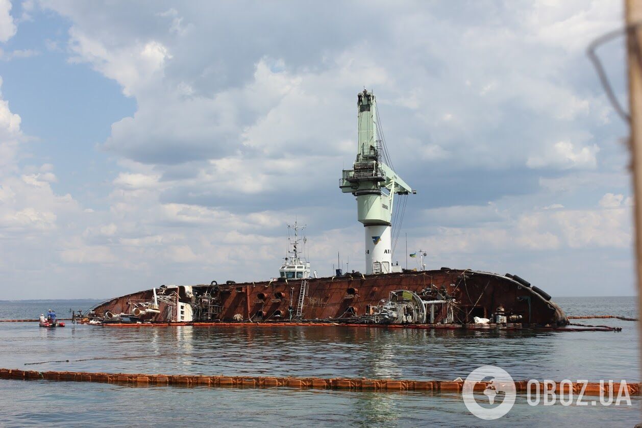 10 августа, возле затонувшего судна установили массивный плавкран “Атлас-4"