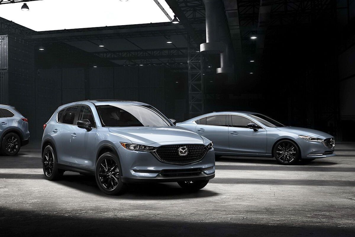 2021 Mazda6 і CX-5 у виконанні Carbon Edition. фото: