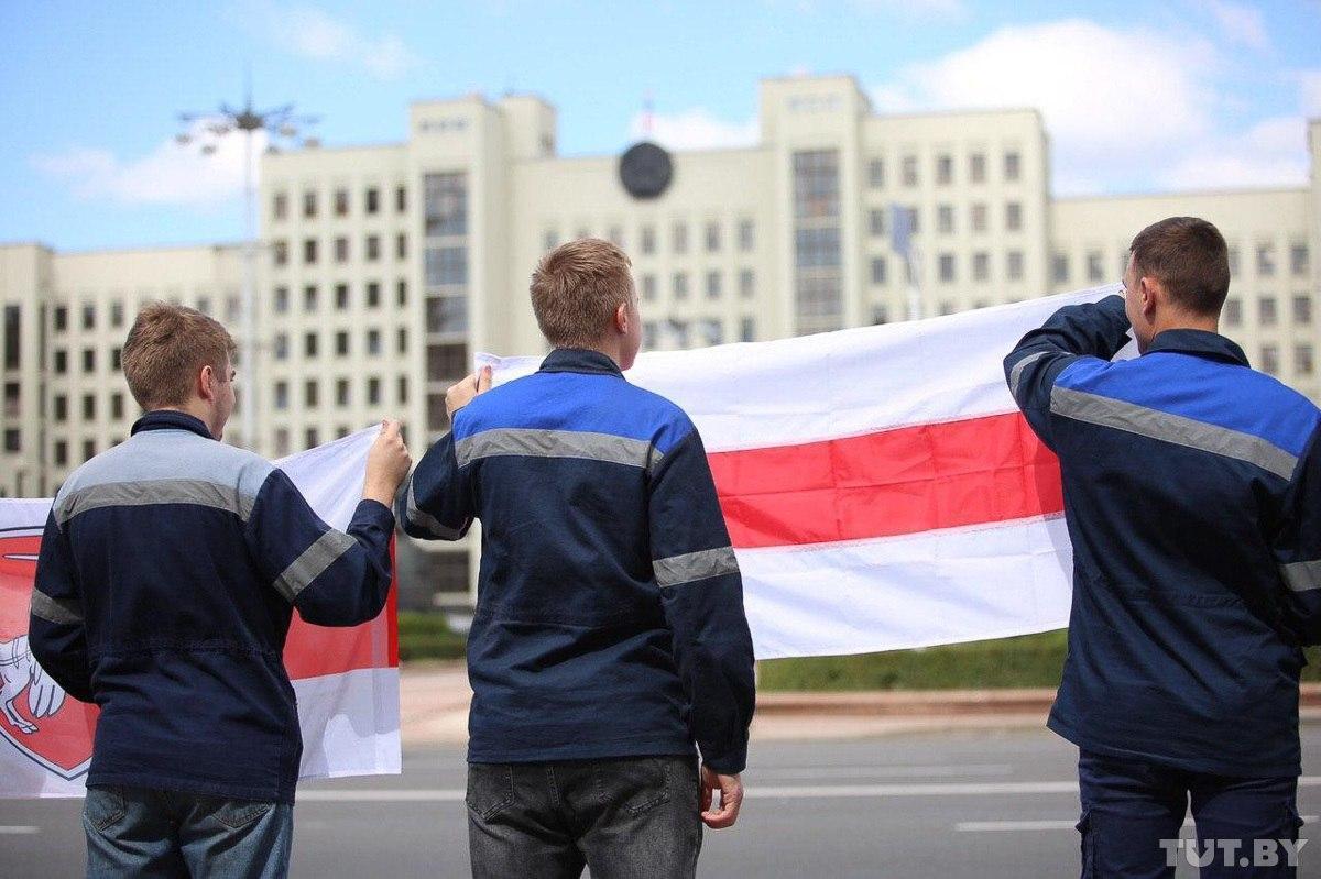 Робочі Мінського метрополітену вишикувалися шеренгами уздовж доріг