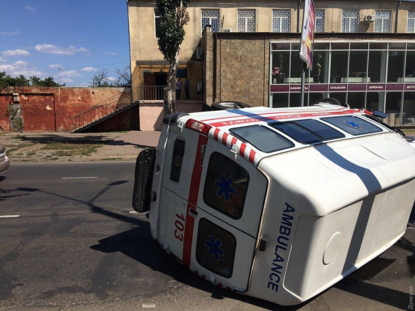 Автомобиль скорой перевернулся после столкновения с внедорожником