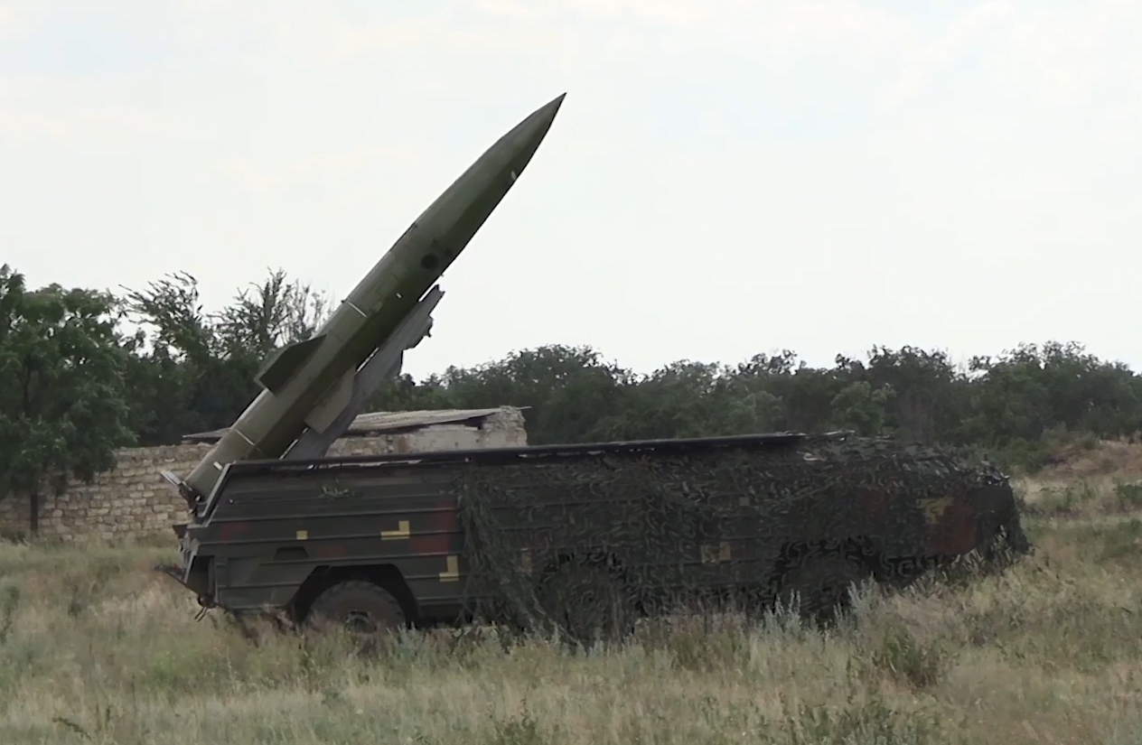 Военные отработали наведение на цель тактического ракетного комплекса "Точка-У"