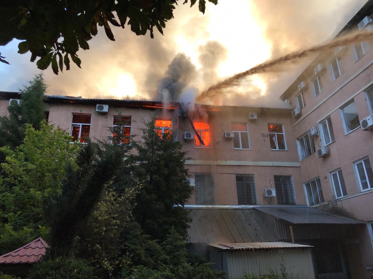 Огонь охватил несколько этажей