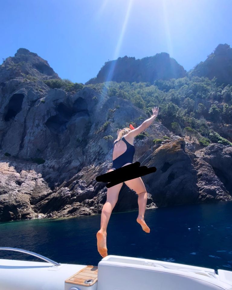Еліна Світоліна стрибає в море