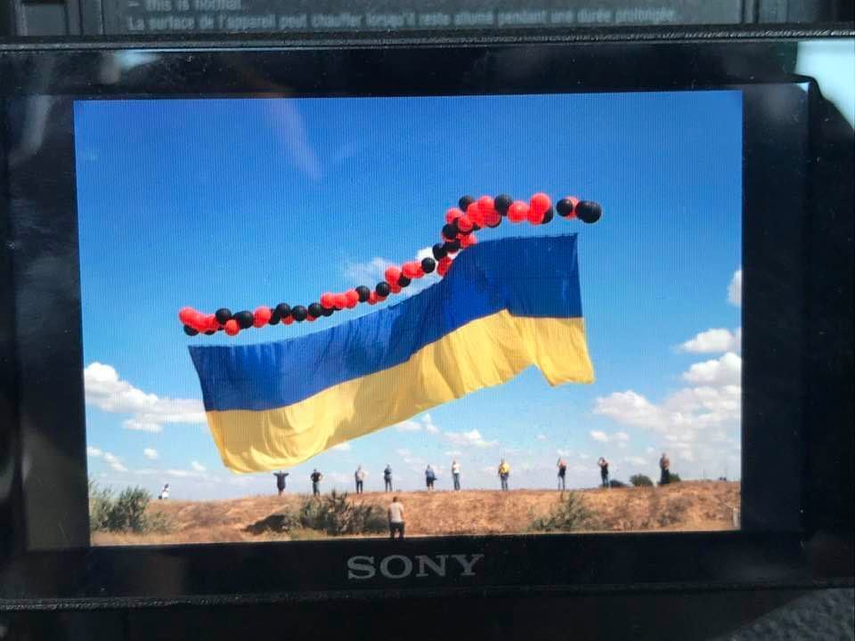 Украинский флаг в небе.
