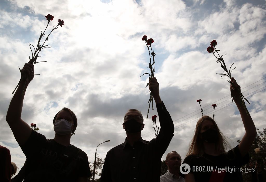 В Минске похоронили убитого Тарайковского, попрощаться с активистом пришли сотни белорусов