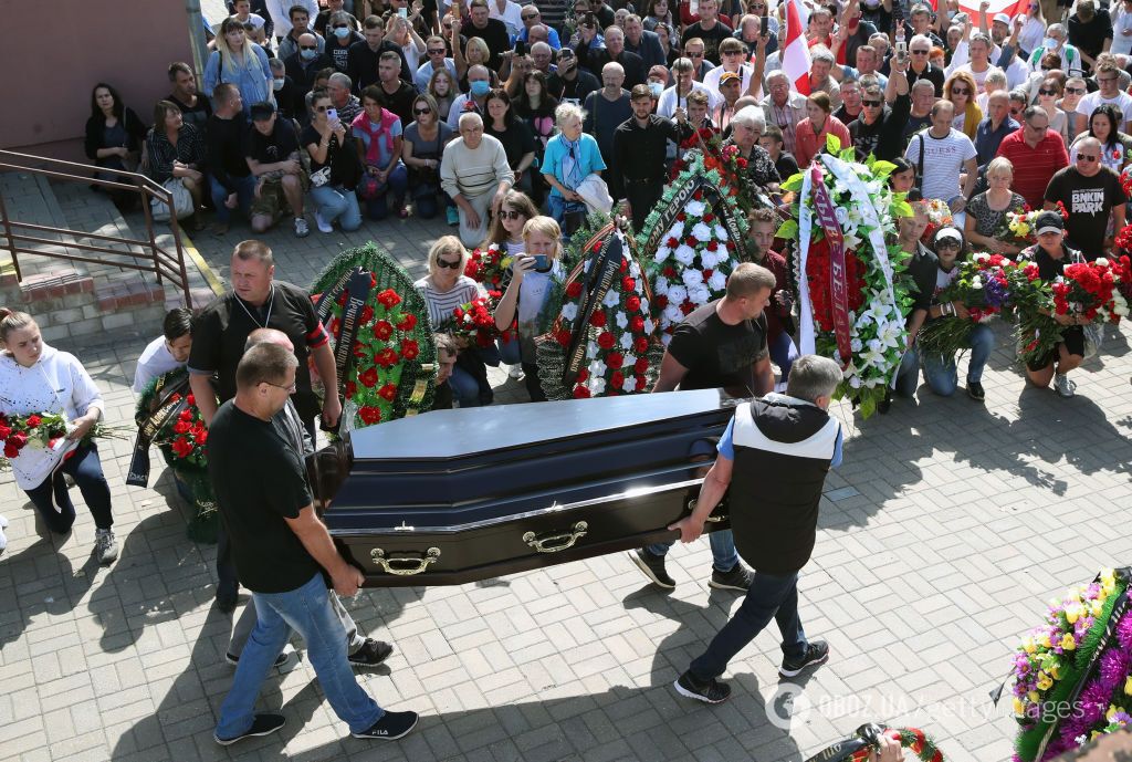 У Мінську поховали вбитого Тарайковського, попрощатися з активістом прийшли сотні білорусів