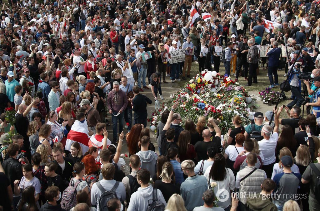 У Мінську поховали вбитого Тарайковського, попрощатися з активістом прийшли сотні білорусів