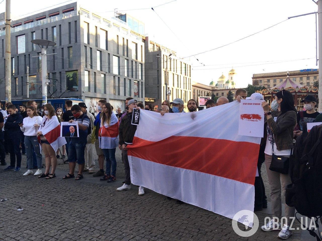 Активисты развернули большой флаг