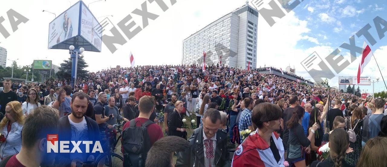 Тысячи людей пришли к метро "Пушкинская" в Минске.