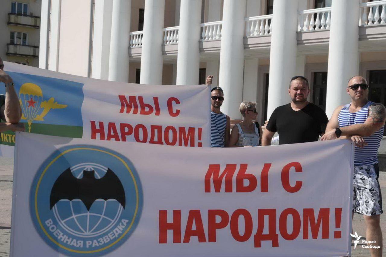 Бойцы ВДВ в Гродно держали плакаты "Мы с народом".