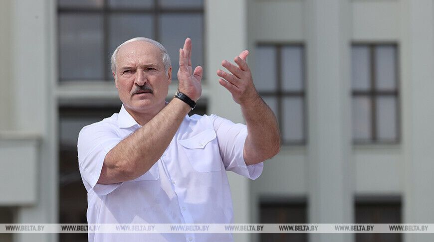 Лукашенко объявил, что стает на колени перед людьми, но не стал