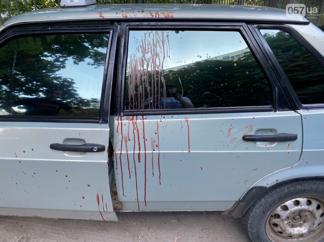 На машине видно потеки крови.