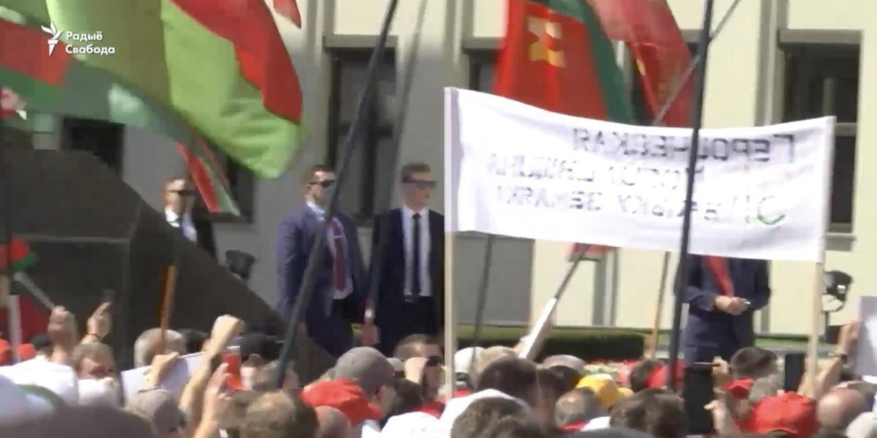 Син Лукашенка помічений на мітингу в Мінську
